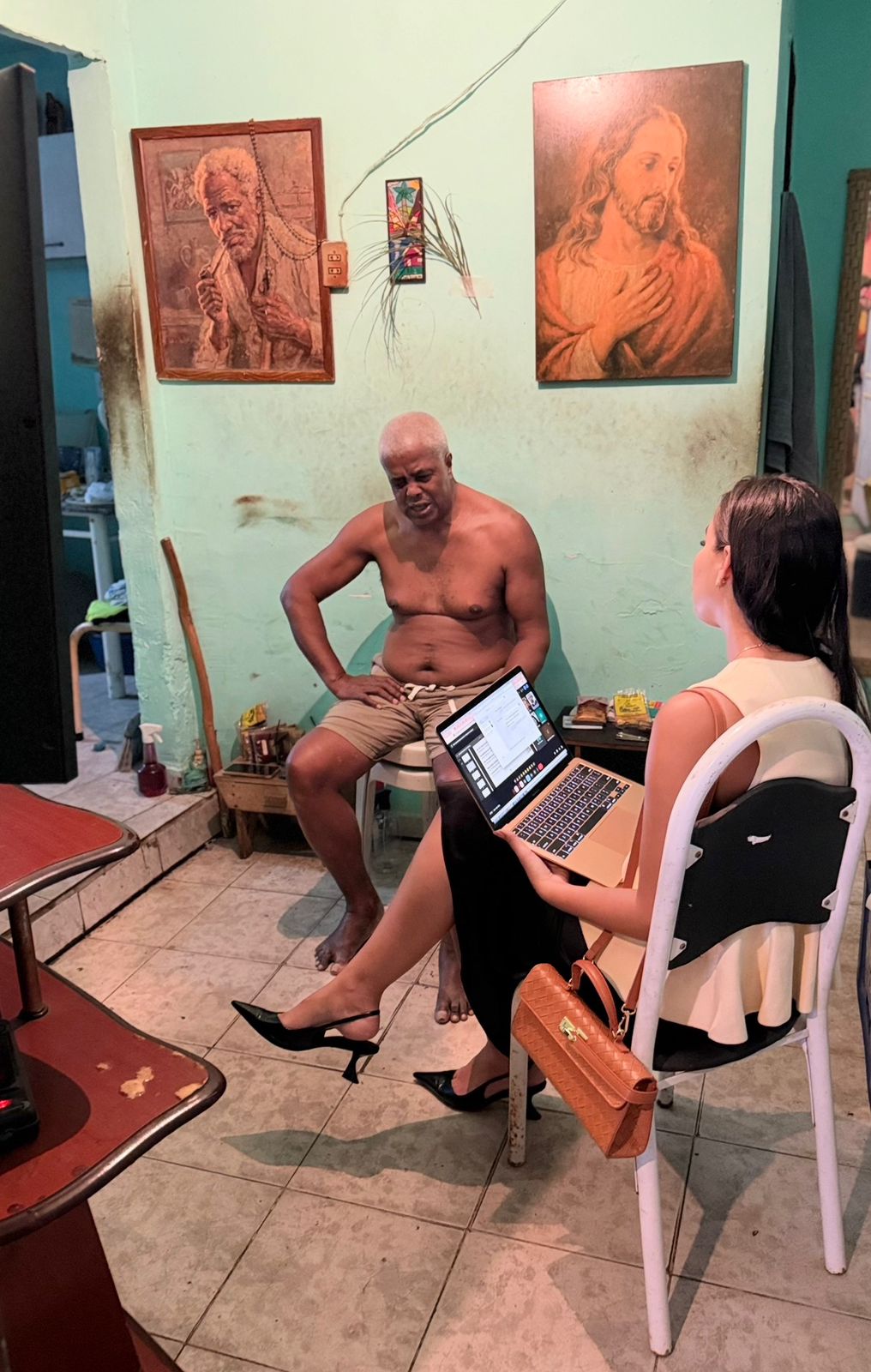 Encontro com criança e moradores em uma comunidade do Rio